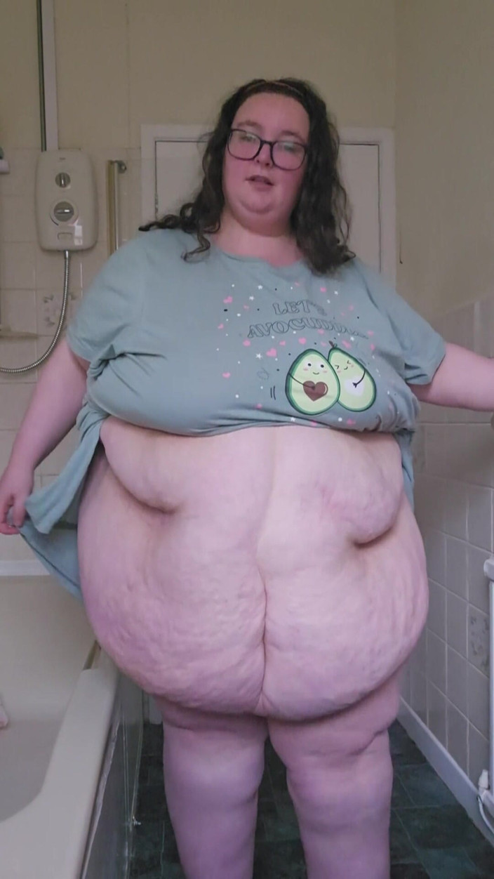 SSBBWLadyBrads: Jeu de ventre dans la salle de bain d’une déesse