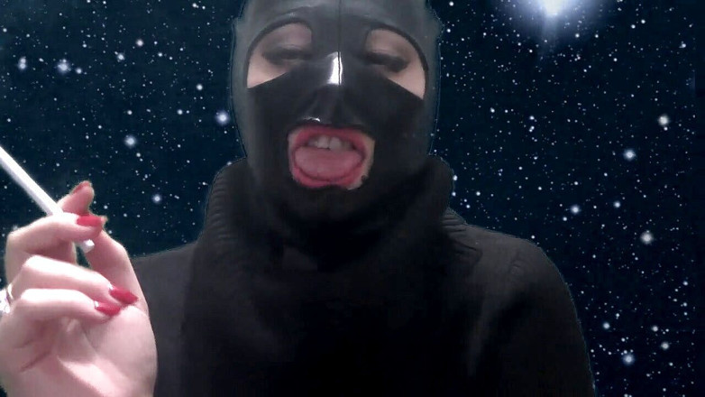 Goddess Misha Goldy: Fumând și tachinându-te cu o mască de latex