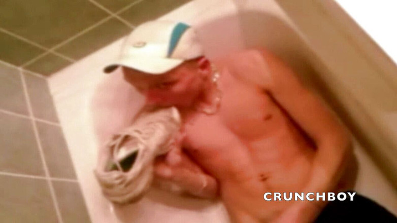 Sneaker gay: Sexy scally-burschen, pissen und turnschuhe schnüffeln im badezimmer