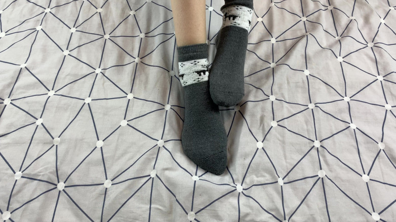 Gloria Gimson: Une fille aux longues jambes caresse ses pieds dans des...