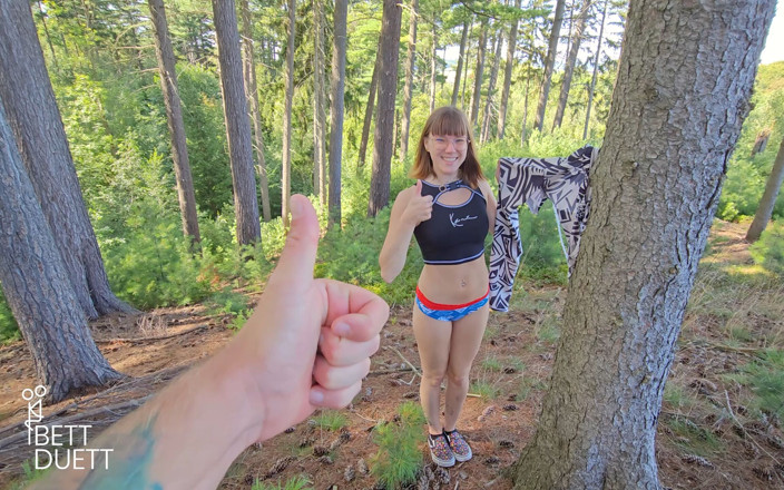 BettDuett: Un legging déchiré pour une baise rapide en plein air !