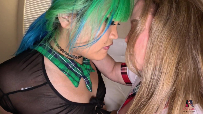 Reds Trans Stars: Trans- und cis-mädchen mitbewohnerin spielt mitbewohnerin