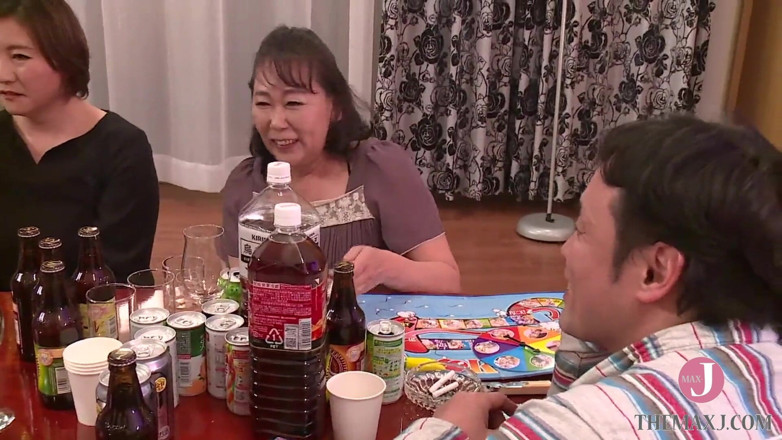 Celebrity Japan: Numai la cincizeci de ani! Sex la petrecerea femeilor mature...