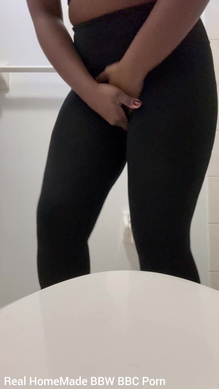 Super sexy ebony cuties: Роблю, як мені говорять, тримаючи мою крихілю весь день відчайдушно для сечі