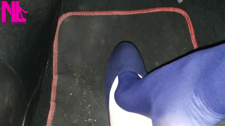 Nyllady: Atârnând în ciorapi albaștri și blue flats la o benzinărie