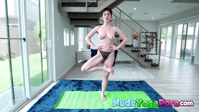 Nude Yoga Porn: 모든 자연 올리브 유리 누드 스트레칭 움직임을 보여줍니다