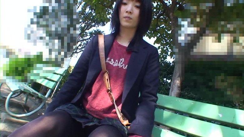 Japan Lust: 日本の十代はバイブレーターとコックのために後ろに傾く