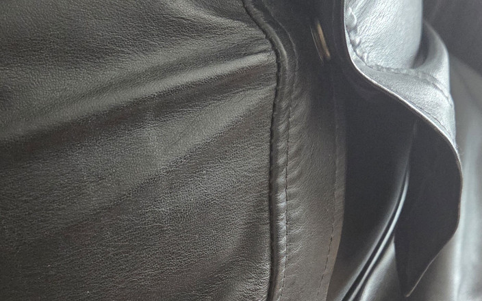Leatherman63: Bordure dans une jupe en cuir