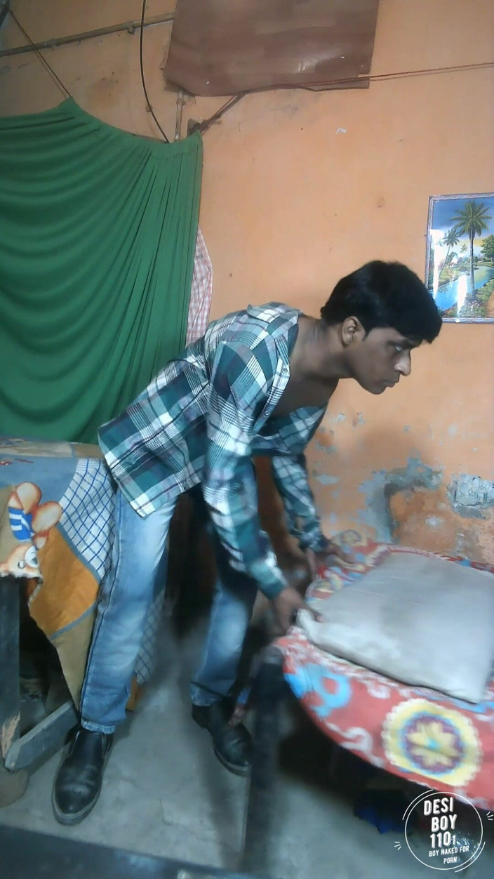 Desiboy110Ankit: Indiano garoto se diverte com pau e cuspindo no pau