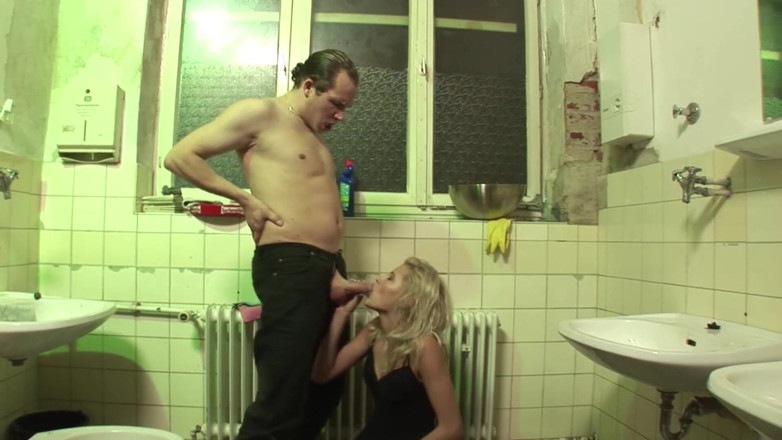 Kinky Angels: Une blonde vêtue de bas sexy se fait sodomiser