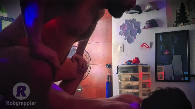 Robgrappler: Rude e sensuale perfora un frocio