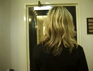 Flash Model Amateurs: Une blonde coquine pisse dans la salle de bain
