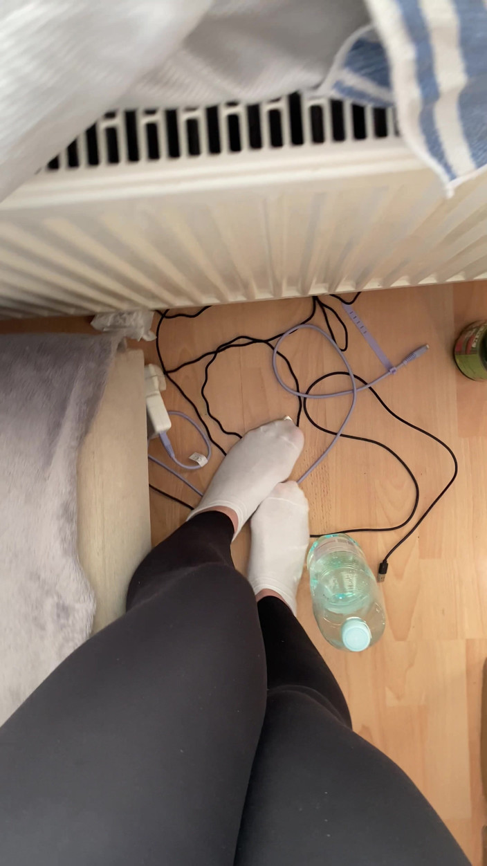 Feet: Chodzenie w białych skarpetkach