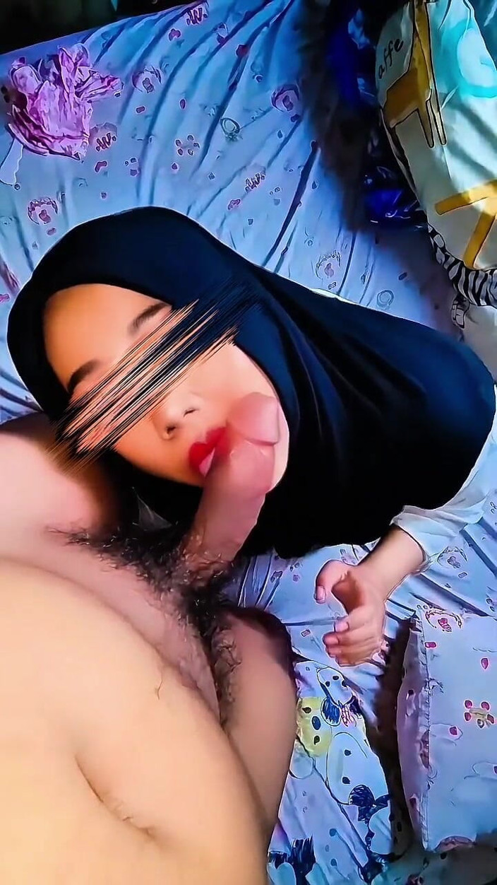 EditEdatEdit: Pelacur bertudung Indonesia melakukan blowjob dan dipujuk pepeknya oleh batang...