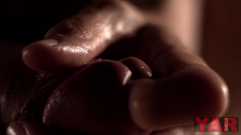 YARzabello: Une femme adulte suce doucement une bite et prend du...