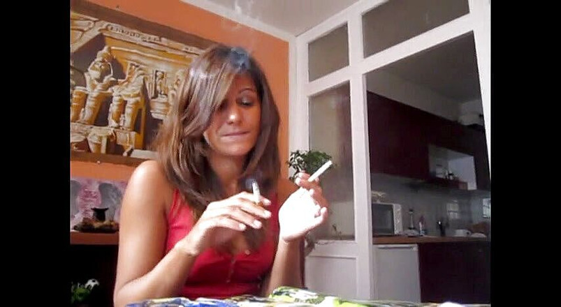 Femdom Austria: Morena belleza fumando cigarrillos