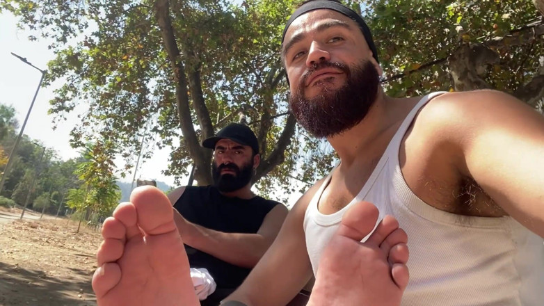 The Bearded Master: Foot Fetish &amp; Piss na ulici.