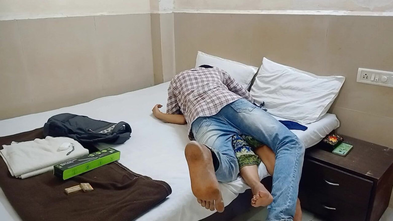 NikiRathod: Cuba untuk membuatkannya lebih romantik dan memberinya ciuman lagi