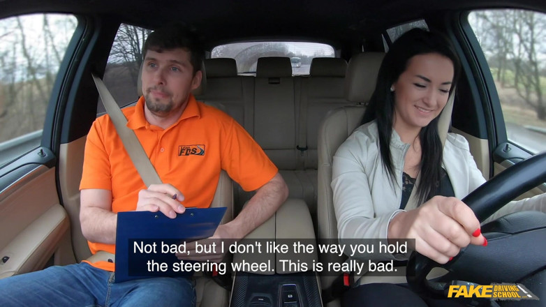 Fake Driving School: Учениця нахилилася і відтрахана
