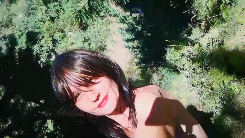 Abella Love: Gorąca brunetka przyszła do parku na piknik dla nudystów