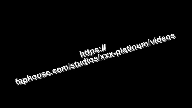 XXX-Platinum: Доросла падчерка мастурбує мокру пизду, отримує сильний оргазм. В цей час вітчим увійшов у спальню. Old Young
