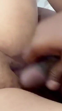 Un black sexy caresse sa grosse bite noire sur mon clito en me taquinant la chatte