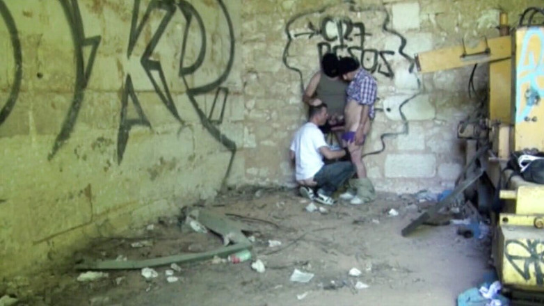 Gaybareback: Baisée par 2 garçons scally