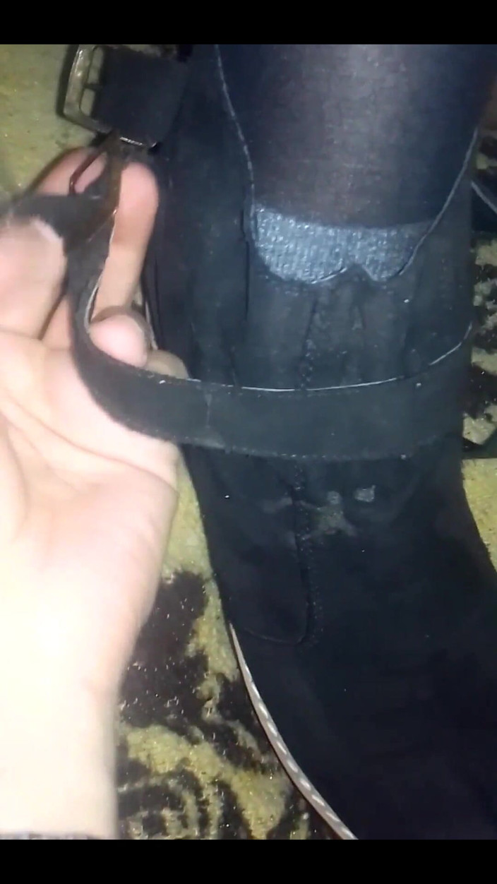 Fitcure1: Me quito los zapatos y le tomo las piernas.