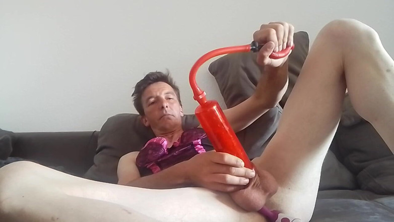Leatransteen: Leatransteen z dildo, pompką do penisa i ogromnym wybuchem