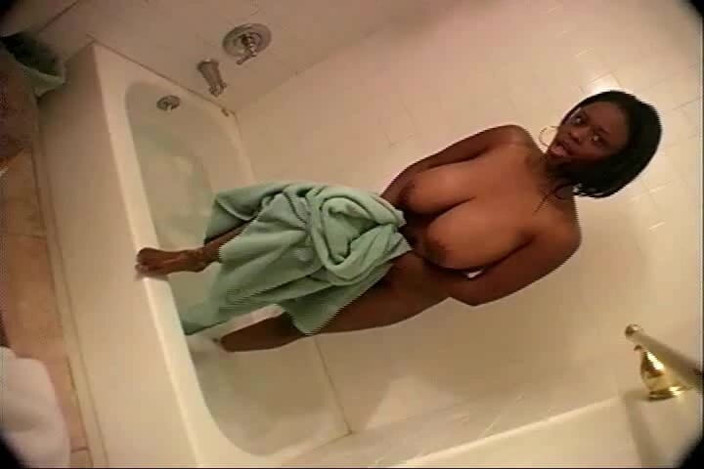 Team Busty: Team Busty: Lola: dalam bilik mandi