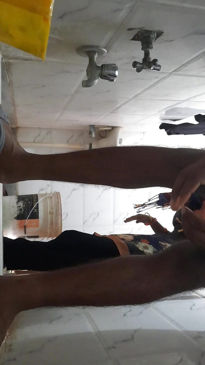 Kavitamaam: Video di sesso in bagno alla pecorina in HD, Desi...