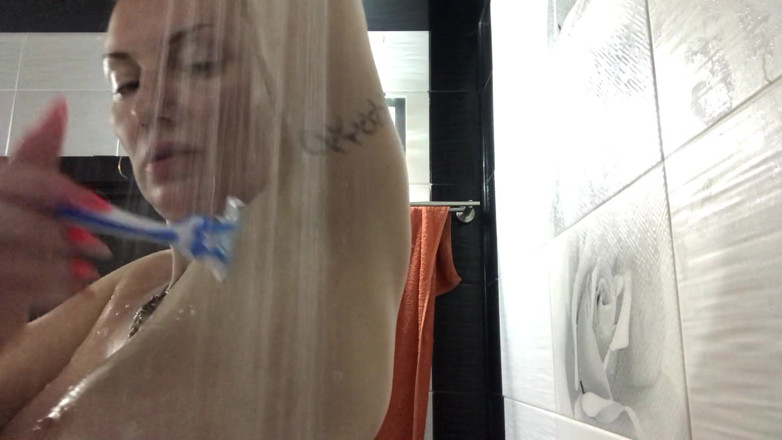BadAssBitch: Swxy MILF rasiert achselhöhlen in der dusche part2