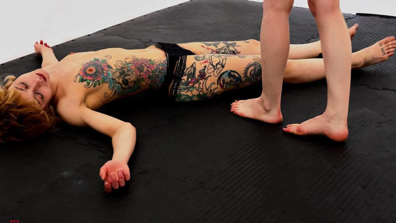Defeated Sex Fight: Lilith y Stella - lección de chica tatuada caliente vs sexy...
