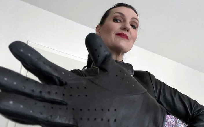 Lady Victoria Valente: Deri eldiven kokluyor, ağzına el koyan bayan Victoria Valente mastürbasyon...