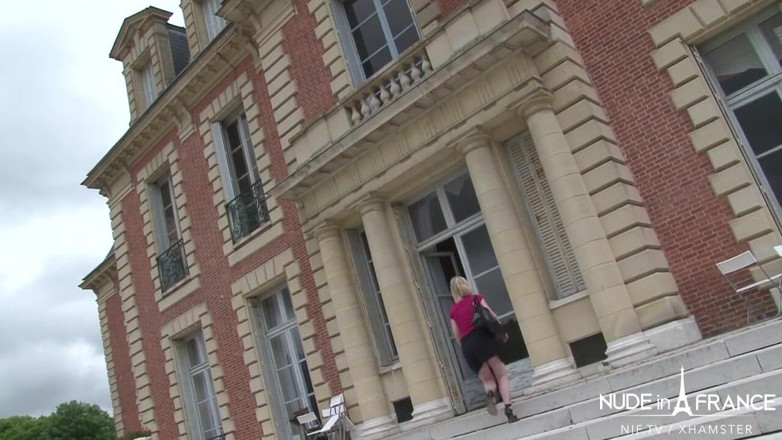 Nude in France: Pirang Prancis amatir semok tidak mampu membeli taksi dan memberinya...