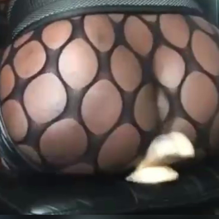 Black butt muscle: Bodysuit jala – otot hitam menunggang dildo putih