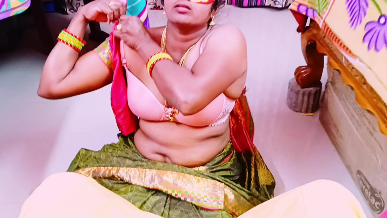 Telugu honey lips: Hintli ev hanımı swamiji ile sikişiyor Telugu edepsizce konuşuyor.