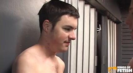 Gay Diaries: Bir grup adam büyük yaraklarını yalayıp döl takasının tadını çıkarıyor