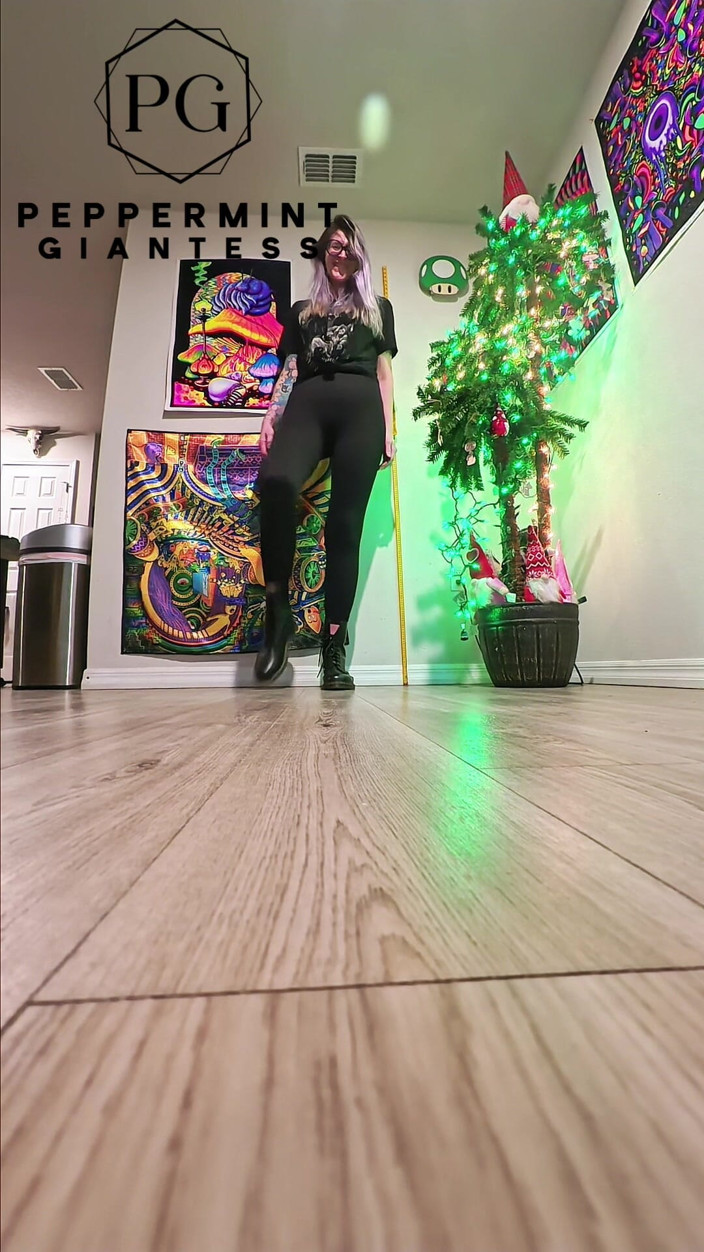 Peppermint Giantess: 6'7 Гигантесса в Doc Martens топает жестко порочными сло-мо томпами