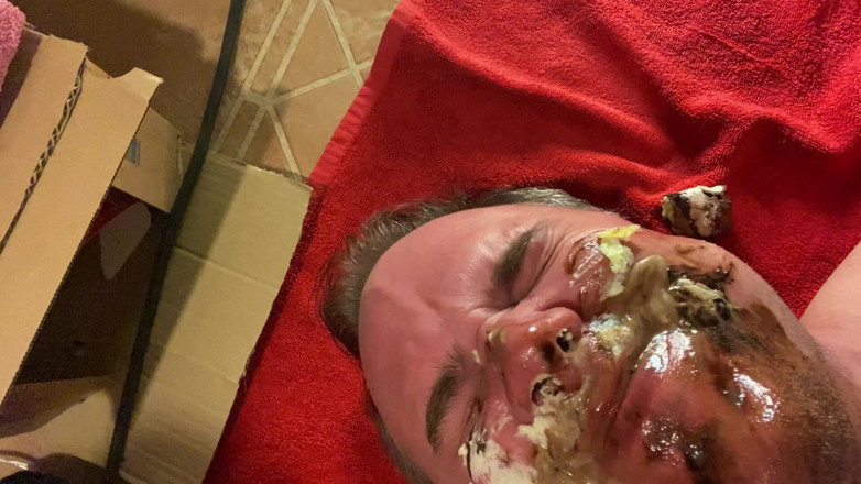 SluttyShanna: Blooperin facesitting, essen, pissen ins gesicht
