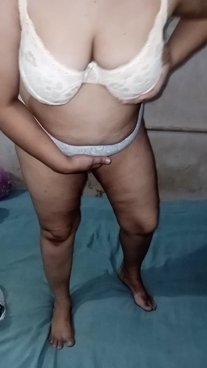 Yasmeen: Chị dâu khỏa thân