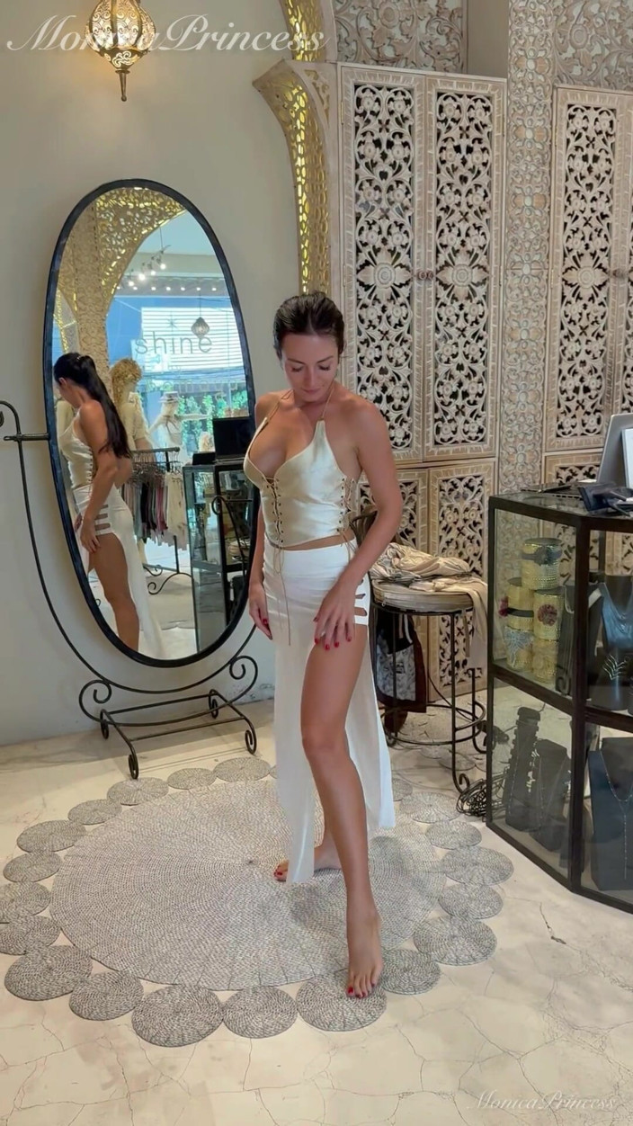 Princess Monica: Sexy balinesische Outfits in der Boutique anprobieren