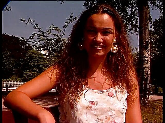Lucky Cooch: Nena de pelo rizado siendo entrevistada