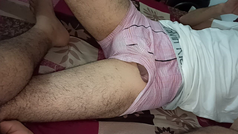 Desi__Panda: Páni, poprvé podržte mého nevlastního bratra velký penis ze spodního...