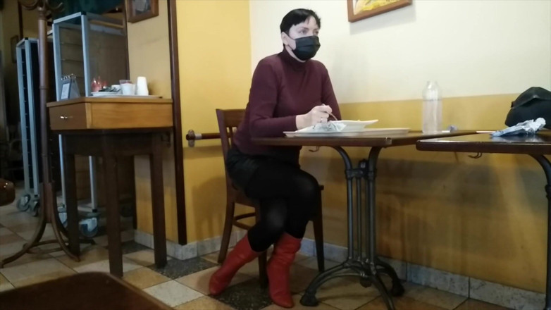 Mature_cunt: Korsade ben orgasm i café