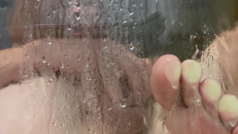 Mr.Dick: Me estoy masturbando en la ducha