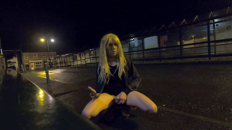 The Midnight Minx: Movimentada masturbação na estação de ônibus