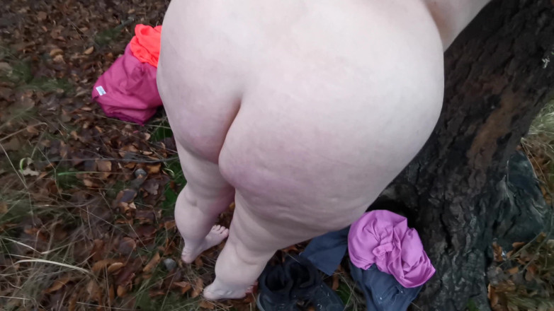 Bouncy Tits Action: Hukuman Tetek Bogel Sepenuhnya Di Dalam Hutan