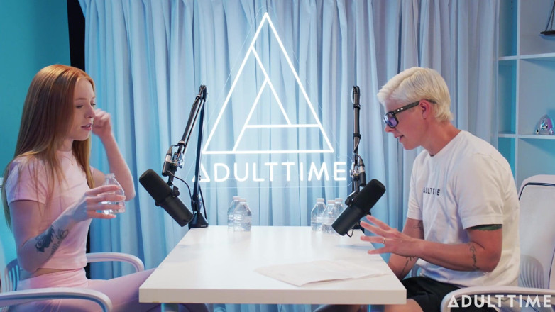 Adult Time Podcast: マディ・コリンズの浣腸、公衆のBJ、そして彼氏のデック |アダルトタイム・ポッドキャスト