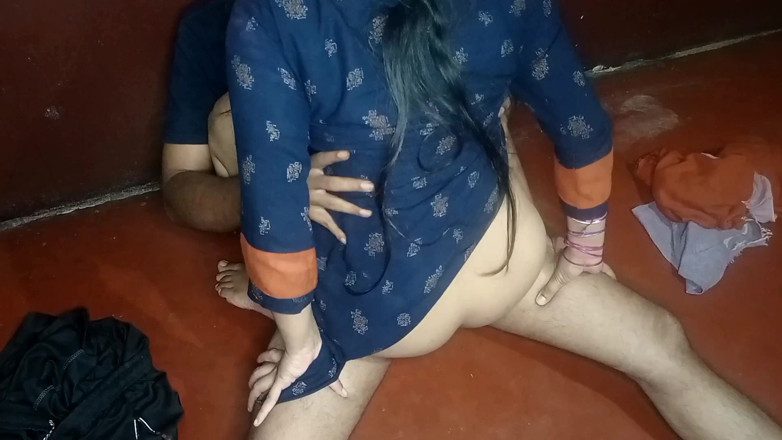 Queenrima: Une bhabhi du village se fait baiser par son devar...